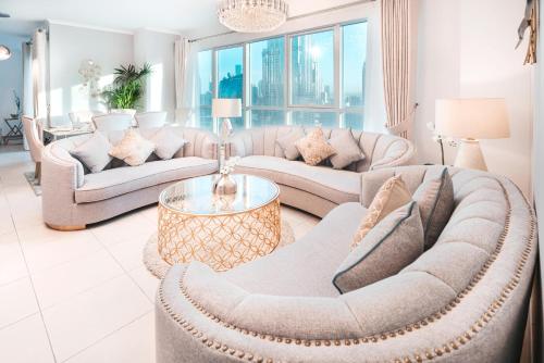 迪拜Elite Royal Apartment - Full Burj Khalifa & Fountain view - Ambassador的客厅配有两张沙发和一张桌子