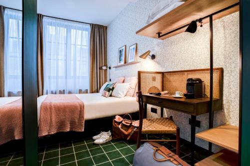 里昂共和酒店的配有一张床和一张书桌的酒店客房