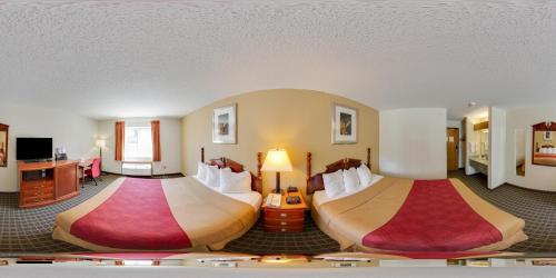 锡达拉皮兹锡达拉皮兹罗德威酒店的一间酒店客房,房间内设有两张床