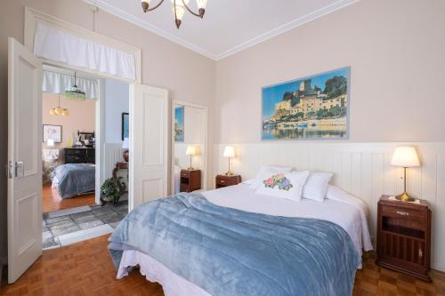 坎普自由鎮Casa Tradicional da Vila的一间卧室配有一张带蓝色毯子的大床