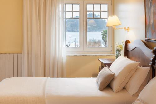 圣塞瓦斯蒂安拉格瑞酒店的一间卧室设有一张床和一个窗口