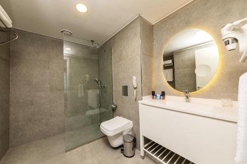 伊斯坦布尔The Halich Hotel Istanbul Karakoy - Special Category的一间带卫生间、水槽和镜子的浴室