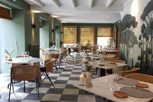 塔恩河畔里维耶尔Le Sahuc的餐厅设有桌椅和窗户。