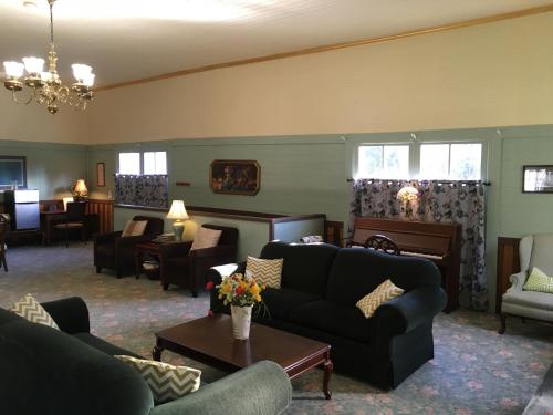 阿什福德亚历山大山林小屋宾馆的带沙发、椅子和桌子的客厅