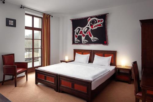 阿德尔什帕赫亚沃尔酒店的一间卧室设有一张大床和一个窗户。