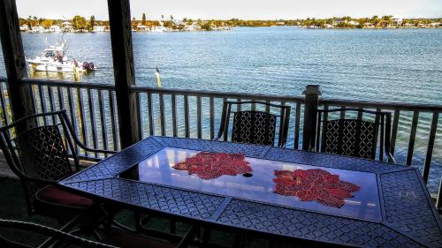 圣徒皮特海滩3000 Sq Ft Beach and Bay Condo的水景阳台桌子