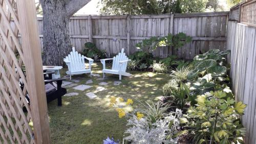 汉密尔顿Quiet location ,central to city的花园设有两把白色椅子和一些植物