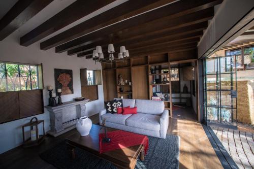瓦哈卡市Hotel Casa Santo Origen的客厅配有沙发和桌子