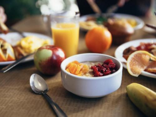SjöboNordic Relax House - WoodHouse的一大碗谷物,水果和一杯橙汁