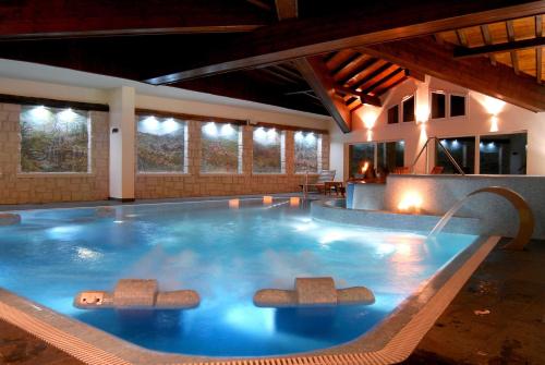加廖贝内赛尔Spa花园酒店的一座大型游泳池,