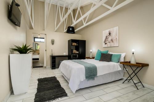 伊丽莎白港15 Port Elizabeth Country Getaway Deer Park estate15的一间卧室配有一张大床和电视