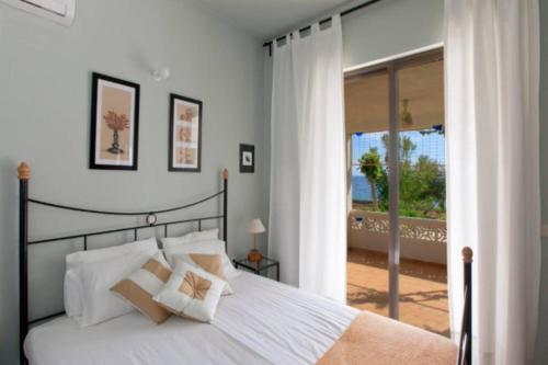 佩基罗德Villa Tsampika的卧室配有白色大床和白色枕头