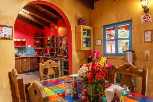 圣克里斯托瓦尔-德拉斯卡萨斯Posada del Abuelito (Hostel)的用餐室,配有鲜花桌