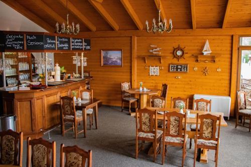 DargunAusflugsrestaurant & Pension Aalbude & Hausfloßvermietung am Kummerower See的餐厅内带桌椅的用餐室
