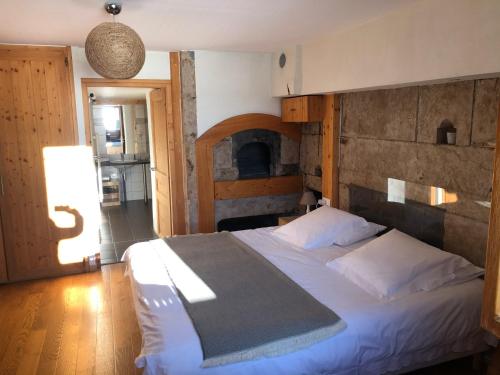 莱鲁斯杜罗沙高尔夫住宿加早餐旅馆的一间卧室配有一张大床和木制床头板