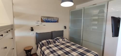 罗马Prato Smeraldo Apartment的一间带一张床和一个衣柜的小卧室