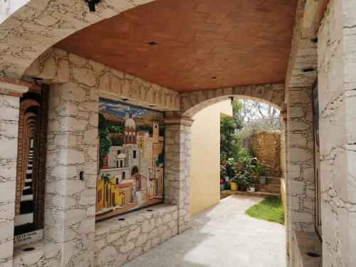 Mineral de PozosPosada Casa del Minero的墙上画着画的拱门
