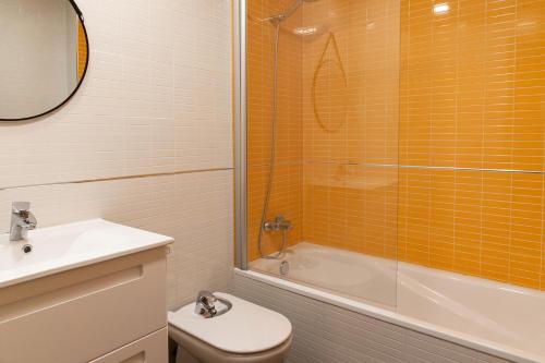 萨莫拉DONCELLAS的带淋浴、卫生间和盥洗盆的浴室