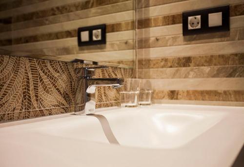 萨拉曼卡巴塞罗那旅馆的浴室内带水龙头的盥洗盆