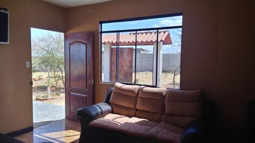 La BocanaCabana con Vista al Mar的客厅的窗户前设有沙发