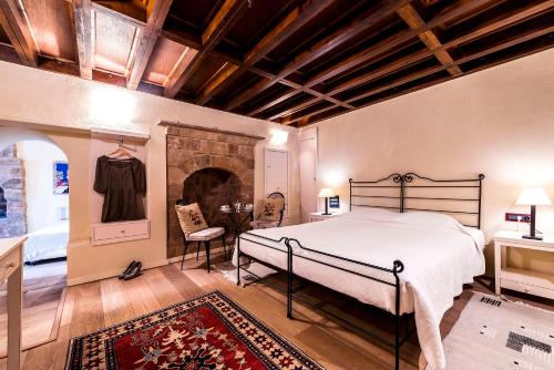 罗德镇阿瓦隆精品套房酒店的一间卧室配有一张床和一个壁炉