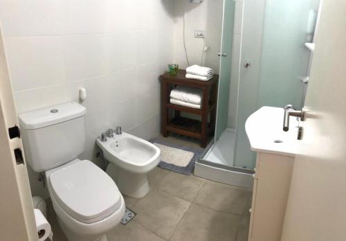 圣罗莎Andoli 1的浴室配有卫生间、淋浴和盥洗盆。