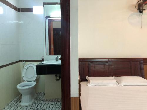 芹苴Hong Dao Hotel的浴室设有床、卫生间和水槽。