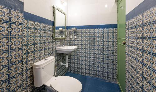 帕纳吉Casa Dos Rebelos的一间带卫生间和水槽的浴室
