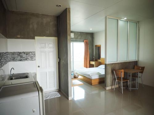 曼谷The View Residence的厨房以及带1张床和1张桌子的卧室