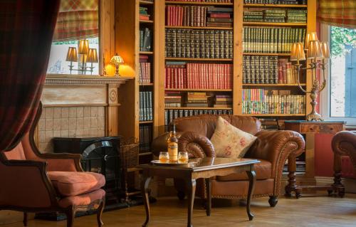 丁格尔丁格贝纳尔斯酒店的带沙发、桌子和书籍的客厅