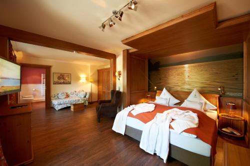 基姆湖畔普林莱因哈特花园酒店的酒店客房设有床和客厅。