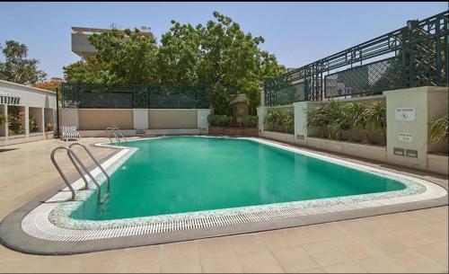 拉杰果德故宫酒店的一座建筑物中央的游泳池