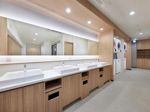 东京Smart Stay SHIZUKU Shinagawa-Oimachi的一间带两个盥洗盆和大镜子的浴室