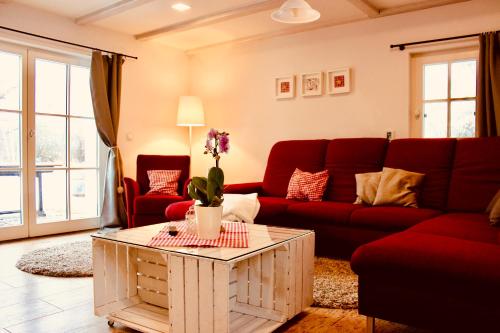 布尔格Zum Alten Backhaus的客厅配有红色的沙发和桌子