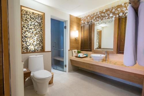 沙美岛奥普劳度假酒店的一间带卫生间、水槽和镜子的浴室