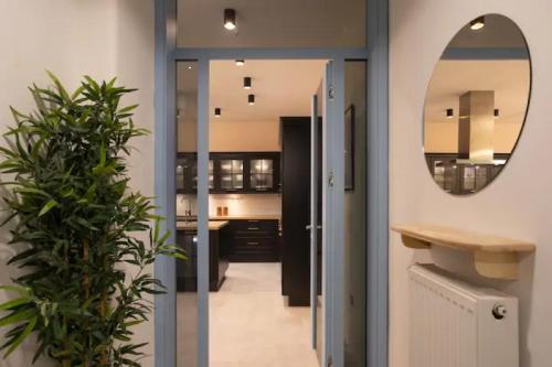萨格勒布Apartment A.B.S. Secret Oasis的走廊设有盥洗盆、镜子和浴室