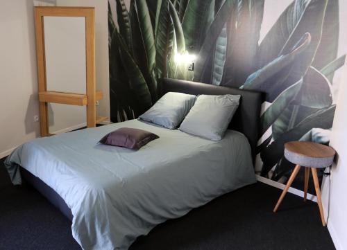 利雪LeDeN的卧室配有一张挂着壁画的床铺
