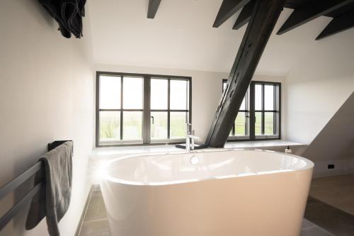 佩尔沃姆Rickmer's Hoff的窗户客房内的白色大浴缸
