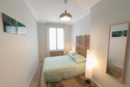 奥尔良PRESTIGELOC Appart 3 Chambres 2 SDB La Loire的一间小卧室,配有床和窗户