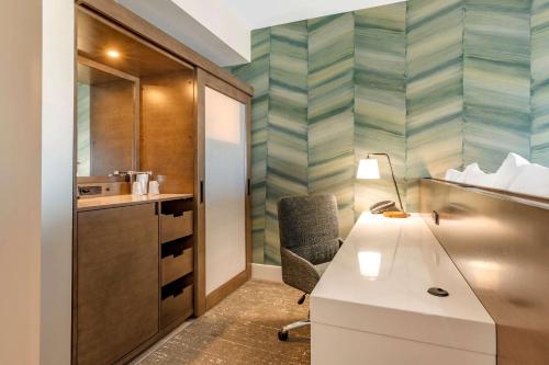 大洋城Cambria Hotel Ocean City - Bayfront的客房内的浴室设有桌子和椅子