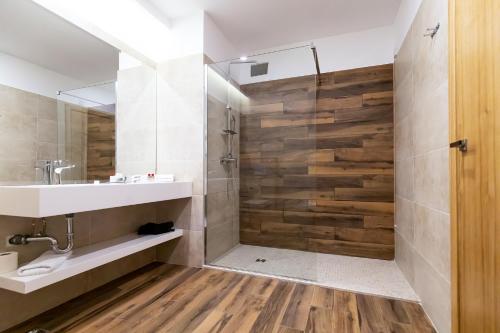 GRAND VIEW Hotel & Suites Copou的一间浴室