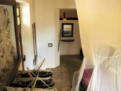 IboMiti Miwiri的客房配有带蚊帐的床。