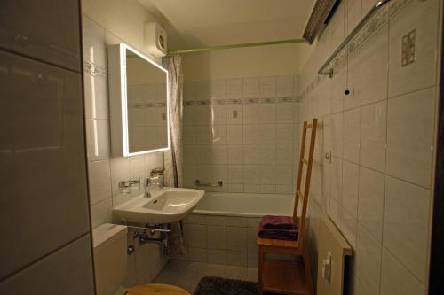 克洛斯特斯由弗雷西亚公寓的一间带水槽、浴缸和镜子的浴室