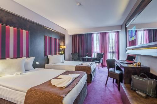 旧扎戈拉最好精品酒店的酒店客房配有两张床和一张书桌