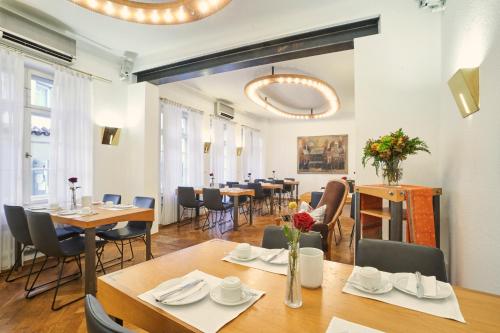 施派尔Hotel Goldener Engel的用餐室配有木桌和椅子