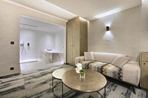沙勒罗瓦沙勒罗伊机场凡德瓦克酒店的客厅配有沙发和桌子