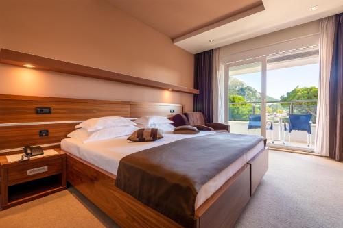 奥米什广场酒店的一间酒店客房,设有一张大床和一个大窗户