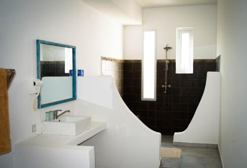 MakangalePemba Paradise的白色的浴室设有水槽和镜子