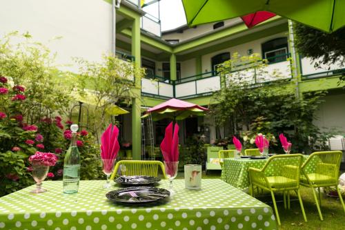 策勒Schifferkrug Hotel & Weinstube的一张桌子,上面有绿色的白色的波尔卡圆桌布