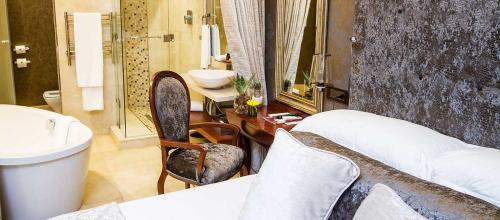 金伯利金伯利安妮酒店的一间带床、水槽和卫生间的浴室